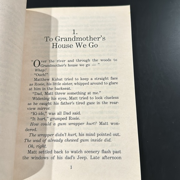 Fangs-giving by Dian Curtis Regan - Softcover Scholastic Apple Paperbacks Novel - Picture 7 of 8